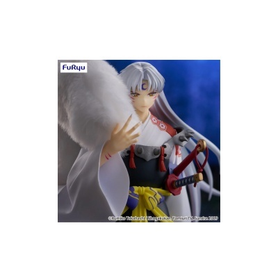 Figura colecionável da personagem Inuyasha com roupa branca, espada e objeto felpudo.