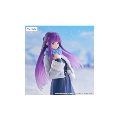 Figura anime de personagem feminina com cabelo roxo e roupa de inverno em fundo nevado