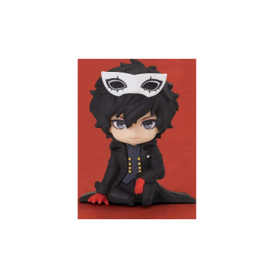 Figura de boneco chibi com máscara branca e casaco preto sentado.