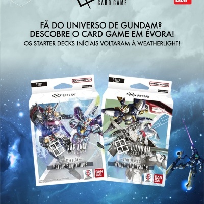 Imagem promocional de dois starter decks do Gundam Card Game em fundo azul com robôs Gundam