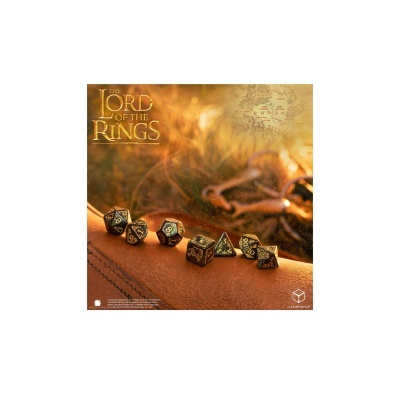 Conjunto de dados de RPG inspirados em The Lord of the Rings sobre superfície de couro com texto e mapa ao fundo