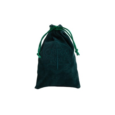 Saco de veludo verde escuro com cordões verdes e logo bordado CRITICAL ROLE