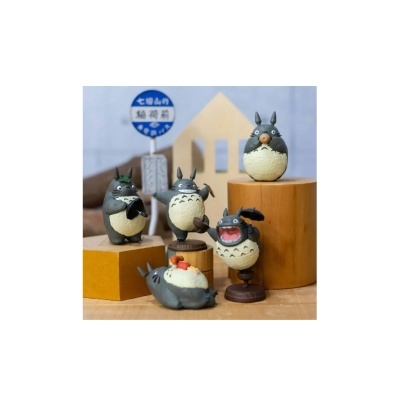 Figuras de Totoro cinza e bege com guarda-chuvas e chapéu em blocos de madeira