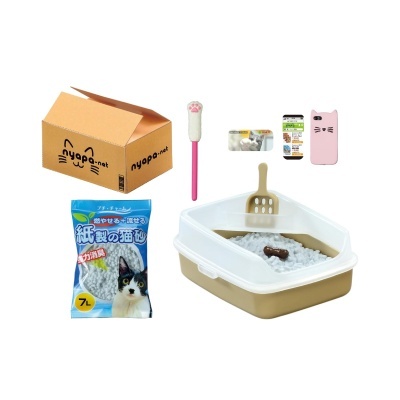 Conjunto de acessórios para gato com caixa sanitária, areia, pincel, telefone móvel rosa, caixa castanha e pequenos cartões.