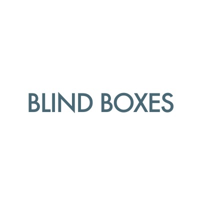 Texto na parede que diz BLIND BOXES