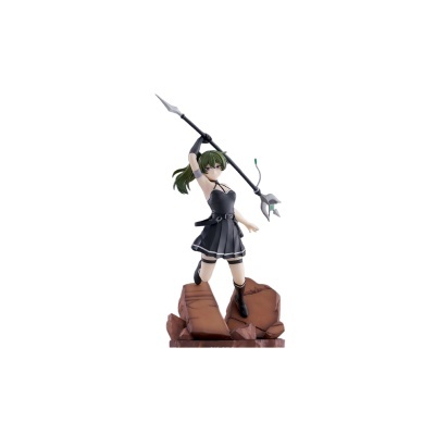 Figura anime mulher com vestido preto e lança numa base de rocha