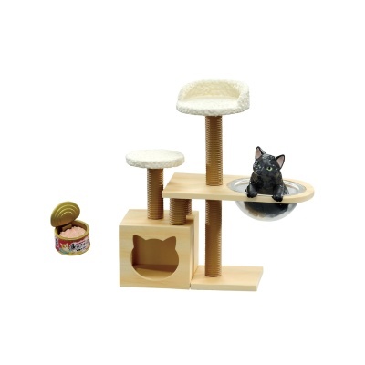 Arranhador de madeira para gatos com plataformas e brinquedo, acompanhado de lata de comida para gato