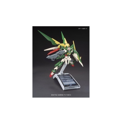 Figura modelo de robô verde sobre suporte branco com visor digital.