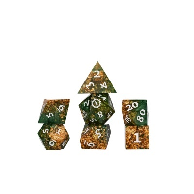 Conjunto de dados poliédricos verdes e dourados para RPG