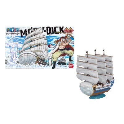 Modelo de navio de plástico com velas brancas e caixa com ilustrações de navio e texto ONE PIECE