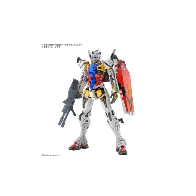 Figura de robô mecha colorido com escudo vermelho e arma cinza sobre fundo branco