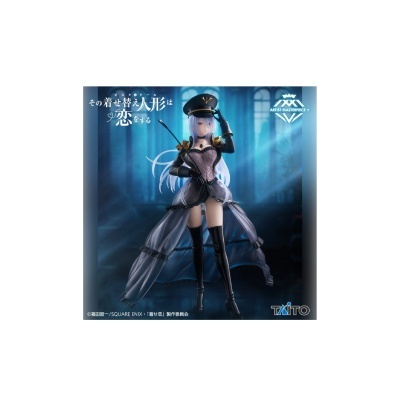 Figura colecionável feminina com roupa preta e chapéu militar