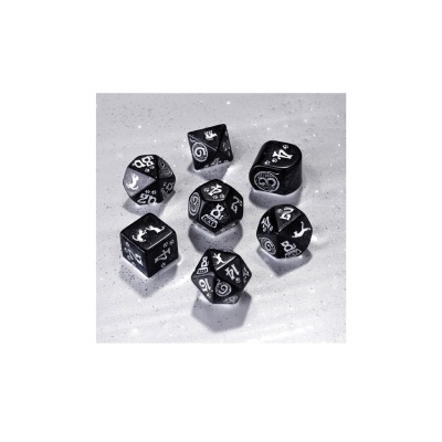 Dados de RPG negros com números brancos e símbolos de gatos sobre superfície cinza brilhante