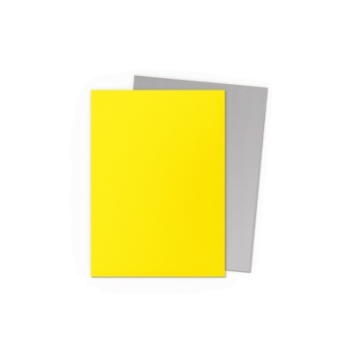 Dois cadernos com capas lisas, amarelo e cinzento, sobre fundo branco