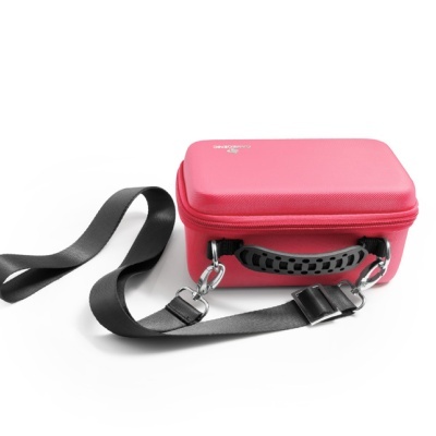 Bolsa vermelha retangular com alça preta ajustável e pega preta