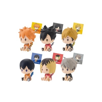 Conjunto de bonecos chibi com etiquetas ilustradas e nomes em fundo branco.