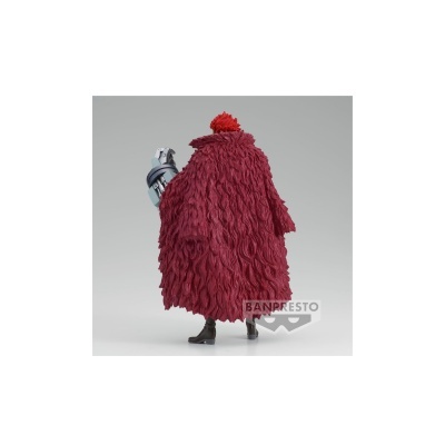 Figura de ação Banpresto com capa vermelha e cabelo curto vermelho