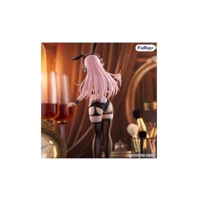 Figura feminina estilizada com cabelo rosa e roupa de coelho preta vista de costas