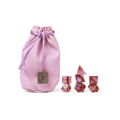 Saco lilás com cordão roxo e dados poliédricos coloridos em fundo branco