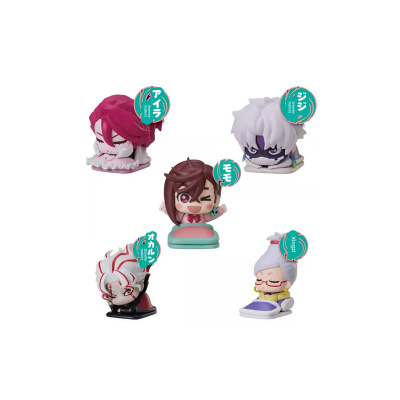 Conjunto de cinco figuras de vinil estilo chibi em diferentes cores com etiquetas em japonês.