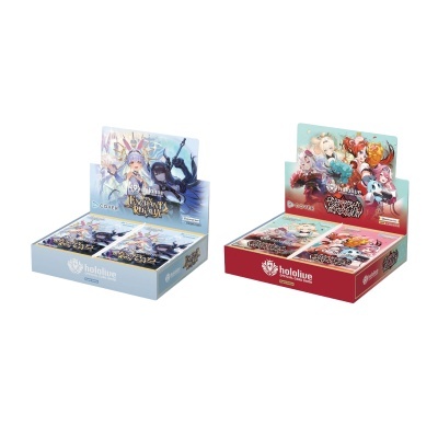 Display de cartas colecionáveis Hololive com ilustrações coloridas e títulos ENCHANT REGALIA e QUEENS BLADE REBELLION