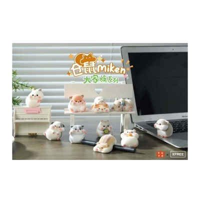 Miniaturas de animais coloridas em tons pastel com teclado e planta ao fundo.