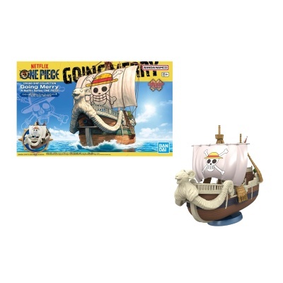 Miniatura do navio Going Merry da série One Piece com velas brancas e figura de proa de carneiro