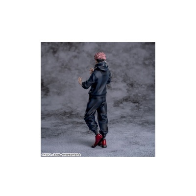 Estátua de personagem de cabelo cor-de-rosa com roupa preta e botas vermelhas num fundo cinzento nebuloso.