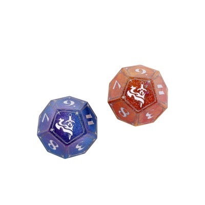 Dois dados dodecaedro azul e laranja com números e símbolos brancos