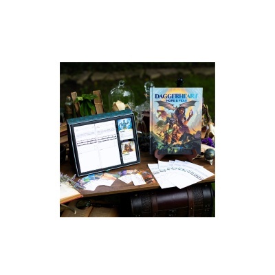 Caixa do jogo DAGGERHEART HOPE & FEAR EXPANSION com cartas e acessórios sobre mesa rústica em ambiente exterior