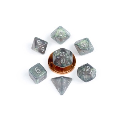 Conjunto de dados poliedros cinzentos com brilho verde e números brancos sobre moeda de cobre