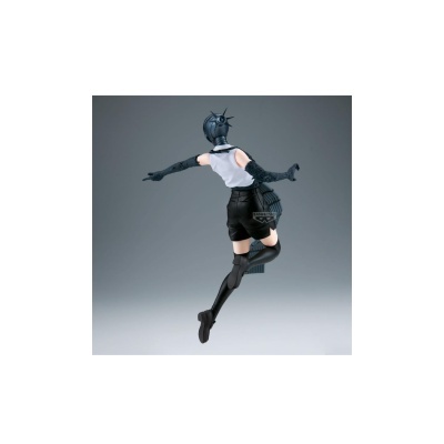 Figura colecionável com máscara preta e roupas em preto e branco