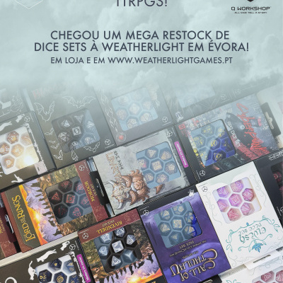 Múltiplos conjuntos de dados temáticos em embalagens diversas com texto promocional de disponibilização em loja e online