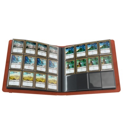 Álbum aberto de cartas coleccionáveis com capa castanha e bolsos plásticos