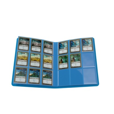 Álbum azul aberto com cartas de jogo em suportes plásticos