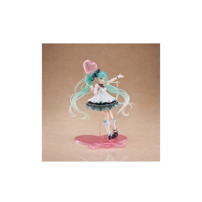Figura anime com vestido branco, cabelo verde claro e balão cor-de-rosa em base coração