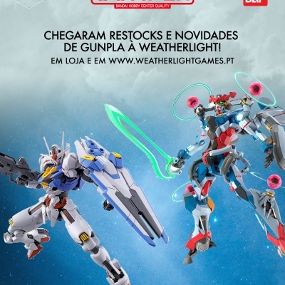 Figuras Gunpla de plástico coloridas no espaço azul com nuvens cinza
