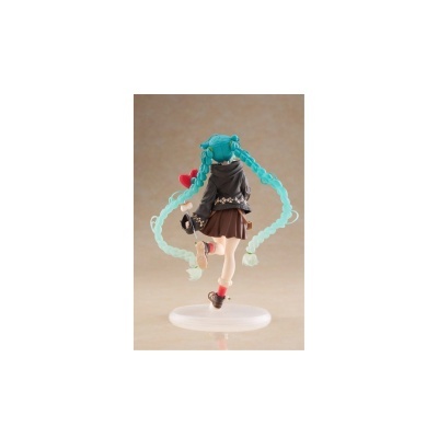 Figura colecionável de personagem animada com cabelo azul em tranças