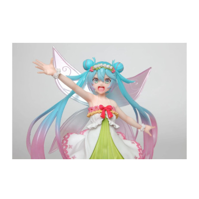 Figura de anime feminina com cabelo azul claro e vestido branco com detalhes cor-de-rosa