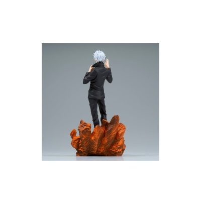 Estátua de figura humana com roupa preta e cabelo branco sobre base laranja