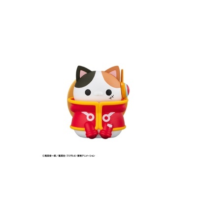 Figura de gato tricolor com casaco vermelho e detalhes amarelos
