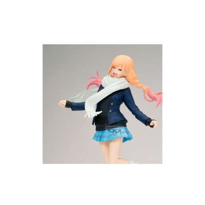 Figura colecionável de personagem feminina com cabelo rosa, casaco azul e cachecol branco