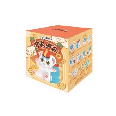 Caixa colorida com ilustração de gato e várias figuras colecionáveis