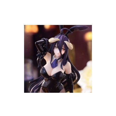 Figura de anime feminina com chifres e roupa de coelho preta