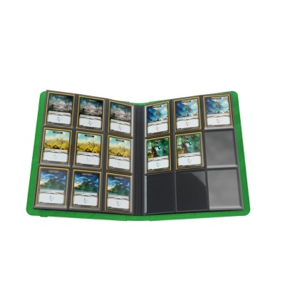 Álbum verde com cartas de jogo colecionáveis em páginas plásticas transparentes