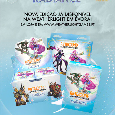 Embalagens com cartas do jogo Riftbound League of Legends Radiance, fundo azul e ilustrações de personagens