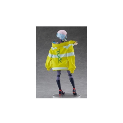 Figura anime com casaco amarelo e cabelo azul e rosa vista de costas