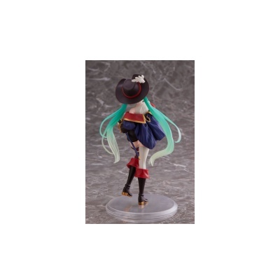 Figura colecionável com cabelo verde e roupa colorida sobre base transparente