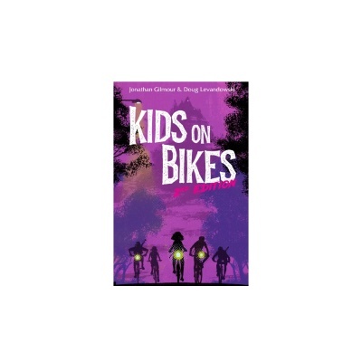 Capa de livro roxa com texto Kids on Bikes e silhuetas a pedalarem bicicletas