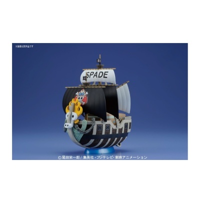 Barco de brinquedo com velas pretas e brancas e nome SPADE